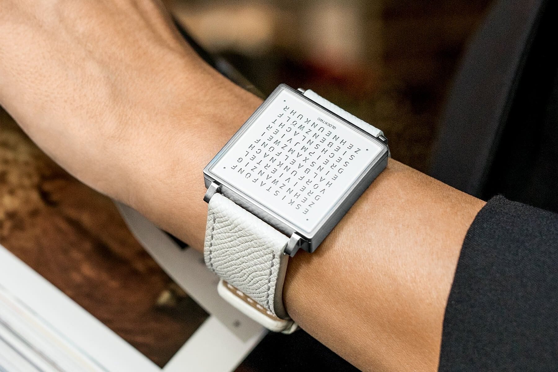 qlocktwo-w39-black-steel
