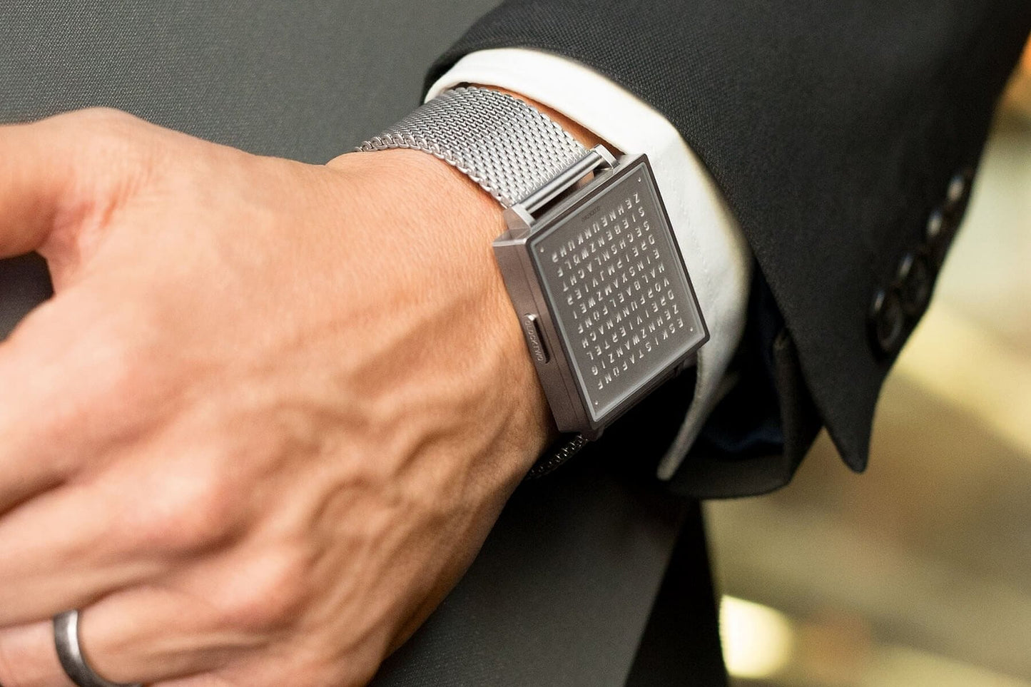 qlocktwo-w39-black-steel