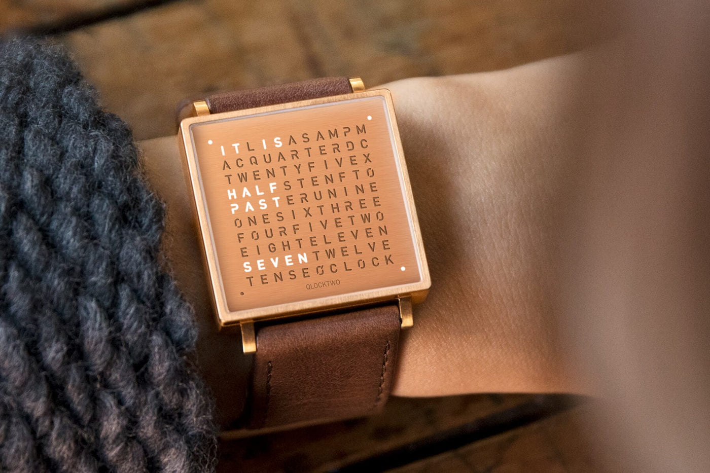 qlocktwo-w35-rose-black