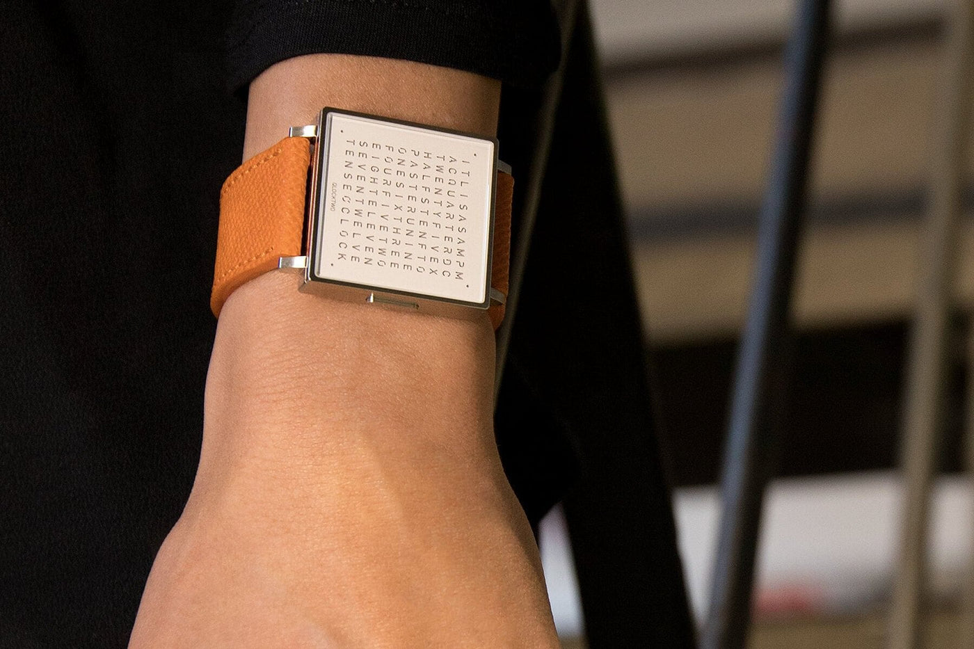 qlocktwo-w39-gold-white